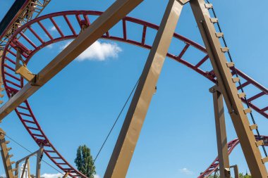 Kırmızı raylı bir hız treni ve arkasında mavi bir gökyüzü.