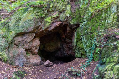 Küçük bir mağara yosun ve kayalarla çevrilidir. Mağara karanlık ve nemli, küflü bir kokusu var. Yosun ve kayalar mağaraya bir yaş ve tarih hissi veriyor. Mağara doğal bir mucize.