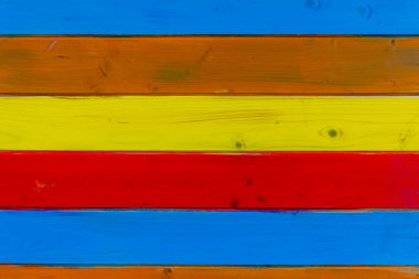 Canlı bir renk şeması ile boyanmış yatay ahşap tahtaların yakın çekim görüntüsü.