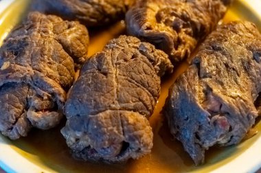 Lezzetli malzemelerle dolu etli börekler bir tabakta dinleniyor, zengin bir görünüm ve davetkar bir koku sergiliyor, akşam yemeği ya da toplanmak için mükemmel..