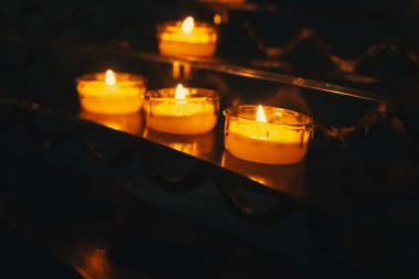 Yanıp sönen çay ışığı mumları loş bir alanda sıcak bir parıltı yayar. Arkadaşlarla ya da ailelerle sıcak bir gece geçirmek için sakin bir atmosfer yaratır..