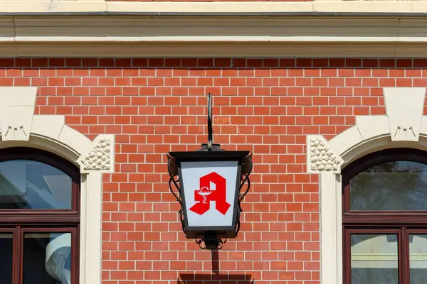 Canlı bir mahallede kırmızı tuğlalı bir binanın önünde güzel tasarlanmış bir fener tabelası asılı. Bu davetkar bar, sıcak atmosferi ve eşsiz kokteylleriyle ziyaretçileri cezbediyor..