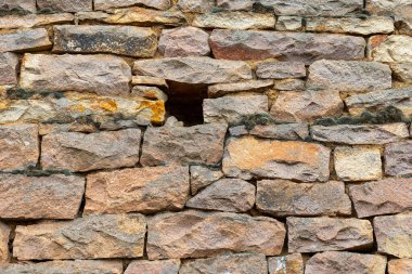 Yıpranmış bir taş duvar zengin bir tarihi ima ederek karmaşık dokular ve canlı renkler sergiliyor. Her kaya, antik bir ortamda zamanın, doğanın ve zanaatkarlığın hikayesini anlatır..