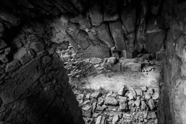 Parçalanmış taşlar, ıssız bir yeraltı sığınağına açılan perili bir koridor oluşturuyor. Karanlık çöktüğünde gölgeler dans eder bir zamanların gelişen ve tarihle dolu olan uzayın kalıntıları üzerine çöker..