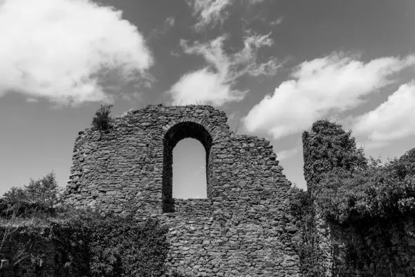 Geçmiş zamanın taş kalıntıları kabarık bulutlarla dolu uçsuz bucaksız gökyüzünün altında gururla durur. Aşırı büyümüş yeşillik, mimariyi, zamanı ve doğayı kusursuz bir şekilde harmanlıyor..