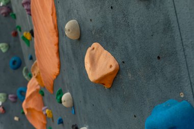 Parlak renkli bir duvar, tırmanışçıları yeteneklerini ve güçlerini sınamaya davet eden dokulu bir tırmanış duvarını barındırır..