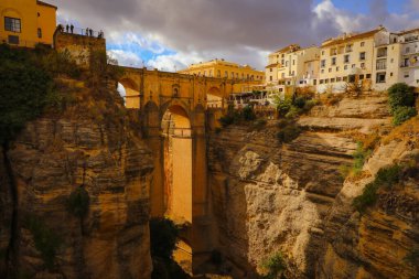 İspanya 'nın Malaga eyaletinin Ronda kentindeki Puente Nuevo köprüsünün manzarası