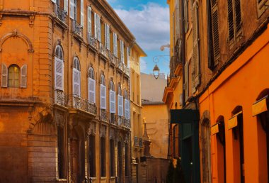 Provence 'ın tipik şehri. Aix en Provence. Sabahları eski evin ön cephesi.