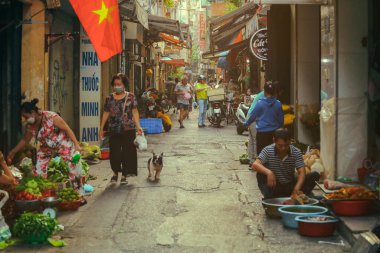 Hanoi, Vietnam - 7 Temmuz 2022: Seçici olarak insanlara odaklan. Hanoi 'de sabah pazarı manzarası