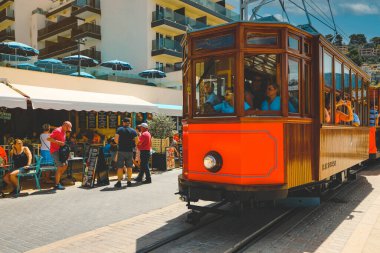 Mallorca, İspanya - 7 Mayıs 2023: Soller ve Soller Limanı arasındaki klasik elektrikli tramvay. Mallorca 'da seyahat cazibesi.