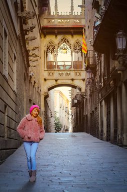 Pont del Bisbe 'nin önünde duran kadına ve Gotik Katedral yakınlarındaki dar sokağa odaklanın.