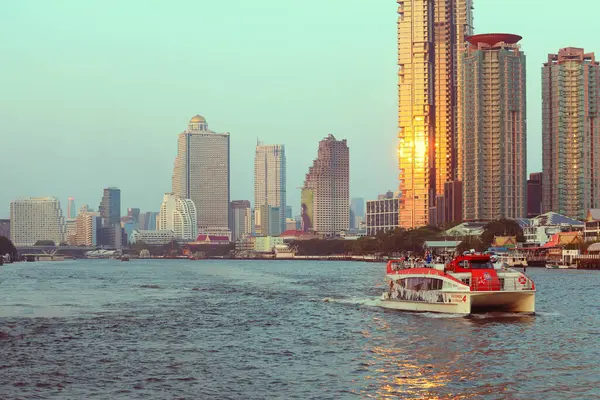 Bangkok, Tayland - 20 Kasım 2021: Binalar üzerine seçici odaklanma. Chao Phraya gemisi Bangkok 'ta Chao Phraya nehrinde.