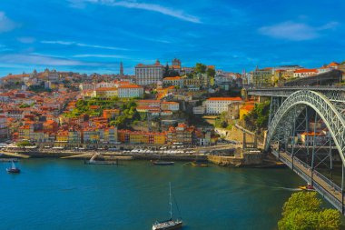 Douro Nehri 'nin tipik mimarisi ile Dom Luis Köprüsü' nün yaz mevsiminde manzarası.