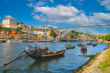 Douro Nehri 'nin tipik mimarisi ile Dom Luis Köprüsü' nün yaz mevsiminde manzarası.