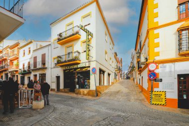 Ronda, İspanya - 15 Kasım 2022: İspanya 'nın en eski kasabası Sevilla' daki eski İspanyol restoranının renkli cepheleri.