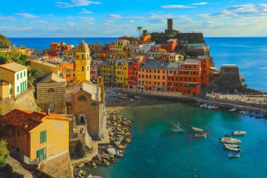 Ligurian Denizi kıyısındaki Cinque Terre sahilindeki güzel Vernazza köyü, İtalya