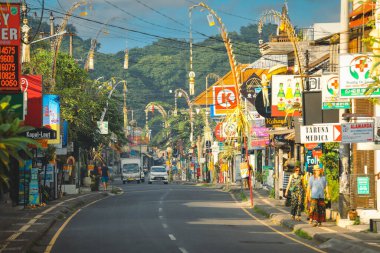 Bali - Endonezya - 2 Ağustos 2023: Geleneksel Penjor tarafından dekore edilen Ubud Caddesi, Bali, Endonezya