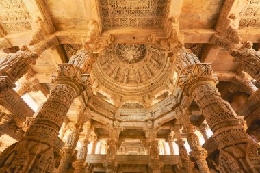 Hindistan 'ın başkenti Rajasthan' daki Ranakpur Jain tapınağındaki sütunlarda büyük bir rahatlama.