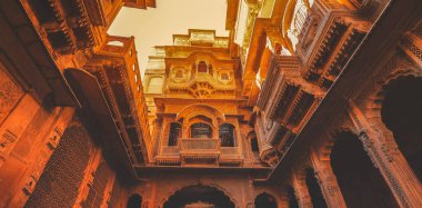 Hindistan 'ın mavi şehri Jodhpur' da ahşap oyma pencereler..
