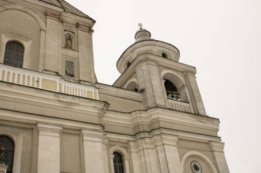 Katedral azizleri Peter ve Paul Lutsk Ukrayna. Ortaçağ Katolik Kilisesi XVII. Cizvit Koleji 17. yüzyıl. Eski bir şehrin piskoposluk bölgesinin ulusal simgeleri. Turistlerin ünlü eğlencesi. Mimari.