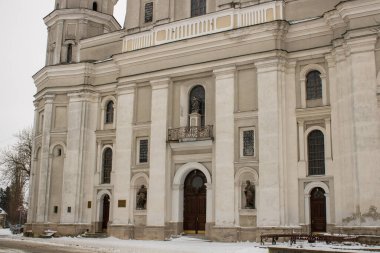 Katedral azizleri Peter ve Paul Lutsk Ukrayna. Ortaçağ Katolik Kilisesi XVII. Cizvit Koleji 17. yüzyıl. Eski bir şehrin piskoposluk bölgesinin ulusal simgeleri. Turistlerin ünlü eğlencesi. Mimari.