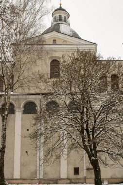 Katedral azizleri Peter ve Paul Lutsk Ukrayna. Ortaçağ Katolik Kilisesi XVII. Cizvit Koleji 17. yüzyıl. Eski bir şehrin piskoposluk bölgesinin ulusal simgeleri. Turistlerin ünlü eğlencesi. Mimari.