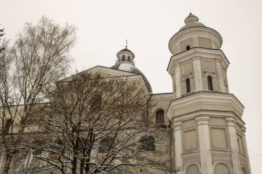 Katedral azizleri Peter ve Paul Lutsk Ukrayna. Ortaçağ Katolik Kilisesi XVII. Cizvit Koleji 17. yüzyıl. Eski bir şehrin piskoposluk bölgesinin ulusal simgeleri. Turistlerin ünlü eğlencesi. Mimari.