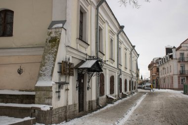 Lutsk Ukrayna 'daki Kosachey Aile Müzesi. Mimarinin kış manzarası. Eski şehir taşı caddesi ve tarih binası. Şair Lesya Ukrayna 'nın edebi anıtı. Turistlerin ünlü eğlencesi.