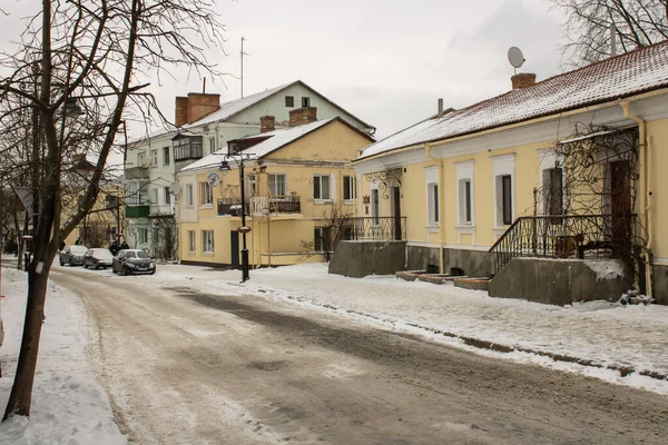 Mimari eski ortaçağ kasabası Lutsk Ukrayna. Eski şehrin kışlık manzarası, kaldırım taşları ve tarih binaları. Karda milli dönüm noktası. Turistlerin ünlü eğlencesi.