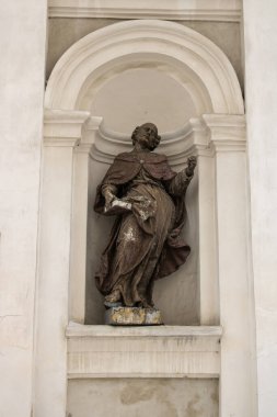 Eski tarih kasabası Lutsk 'taki duvar katedralinde Aziz Paul heykeli. Antik çehrede dindar bir Hıristiyan heykeli. Ukrayna mimarisi ve kültür abidesi. Ortaçağ Roma Katolik Kilisesi.