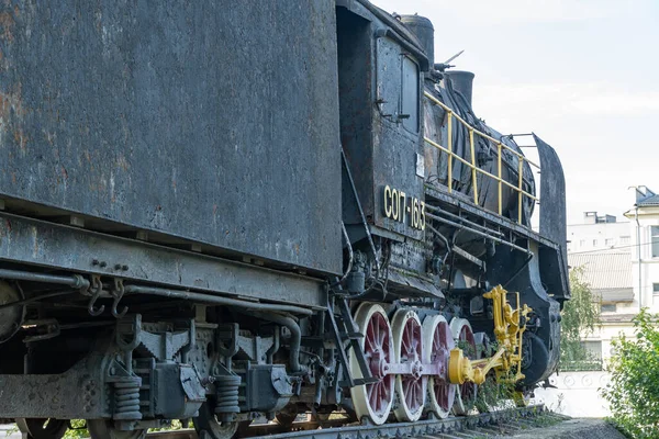 Eski Sovyet buharlı lokomotifi. Komünizmin nadir olarak taşınması. İkinci Dünya Savaşı 'ndan kalma tren şehir parkında bir kaide üzerinde duruyor. Yazıtta SSCB 'nin batıya yöneldiği yazıyor. Anıt Dnipro Ukrayna.