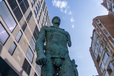 Orta Ukrayna 'nın orta kesimindeki Atlant' in modern heykeli. İnsan özgürlüğünün simgesi olan dev Atlas 'ın bronz yeşil heykeli. Yunan mitoloji figürü prangaları yok ediyor.