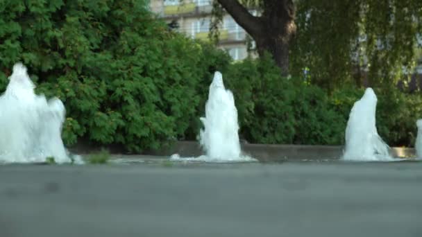 Fontana Pedonale Cascata Città Con Tempo Soleggiato Movimento Trasparente Spruzzata — Video Stock