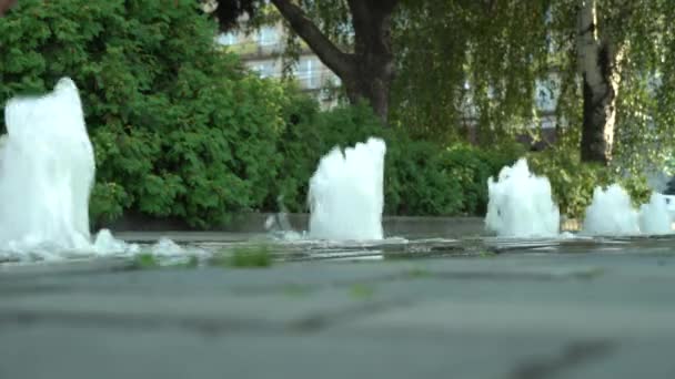 Mujer Joven Descalza Caminando Una Fuente Peatonal Camiseta Blanca Niña — Vídeo de stock