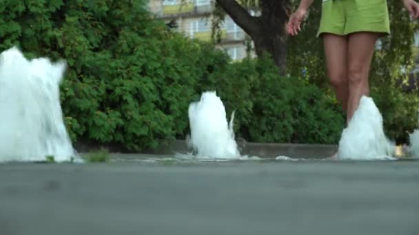 Mujer Joven Descalza Caminando Una Fuente Peatonal Camiseta Blanca Niña — Vídeos de Stock