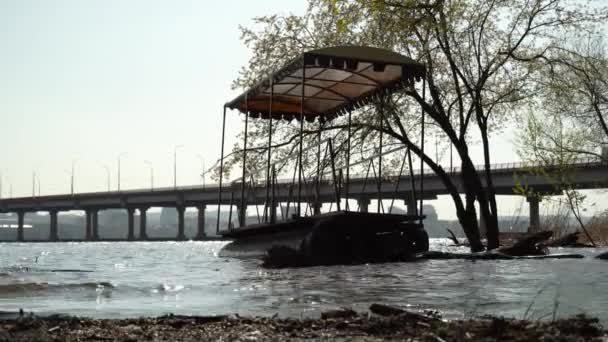 Bote Ferro Turístico Balançando Nas Ondas Fundo Ponte Rodoviária Inundação — Vídeo de Stock