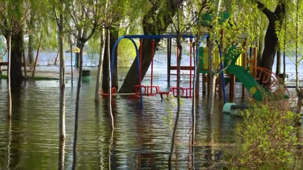 Powódź Brzegu Rzeki Wiosną Woda Wypełniona Zabaw Terenów Sportowych Mieście — Wideo stockowe