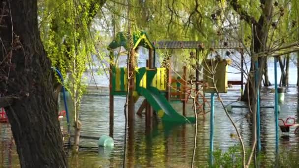 Наводнение Береговой Реке Весной Вода Заполнена Игровые Спортивные Площадки Городе — стоковое видео