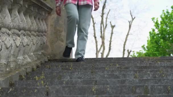 Frauenbeine Jeans Die Auf Der Antiken Treppenvorderseite Laufen Frauenfuß Schwarzem — Stockvideo