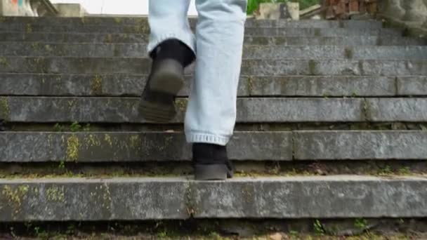 Жіночі Ноги Джинсах Ходять Стародавніх Сходах Вид Ззаду Жіноча Нога — стокове відео