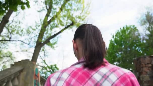 Vrouw Roze Shirt Loopt Oude Trap Achteraanzicht Vrouw Gaan Stap — Stockvideo