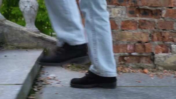 Ženské Nohy Džínách Kráčející Prastarém Schodišti Boční Pohled Samičí Noha — Stock video