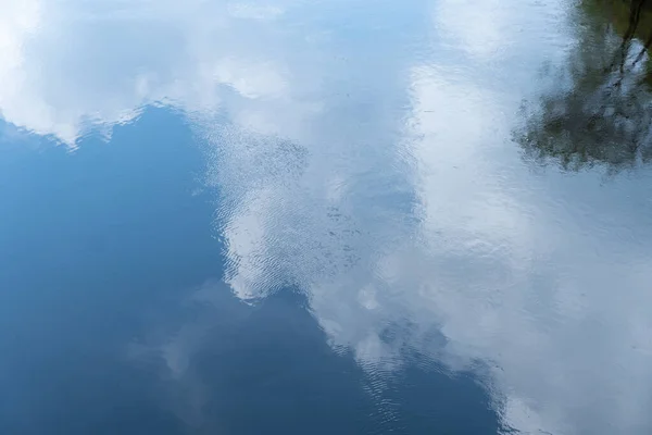 Μπλε Αντανάκλαση Καθρέφτη Ουρανό Και Όμορφα Σύννεφα Στο Ποτάμι Κυματισμός — Φωτογραφία Αρχείου