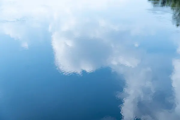 Mavi Gökyüzü Yansıması Nehirde Güzel Bulutlar Beyaz Kümülüs Bulutlarının Yüzeyindeki — Stok fotoğraf