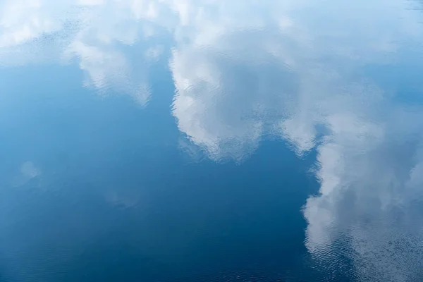 Reflejo Espejo Cielo Azul Hermosas Nubes Río Onda Del Cielo Imagen de stock