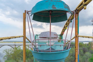 Lunaparktaki eski renkli dönme dolap. Mavi gökyüzü arka planında çok renkli Sovyet atlıkarınca. Entertainment High Circle şehirde döner. Aile için bayramın yuvarlak eğlenceleri. Geleneksel eğlence.