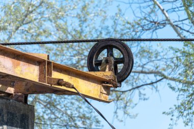 İnsanları eğlence parkına taşımak için terk edilmiş tekerlek halatı. Nehrin karşısındaki eski, eski asma yol. Dnepr şehrinde eski paslı teleferik. Sovyetler Birliği teknolojisi ve çekimleri SSCB.