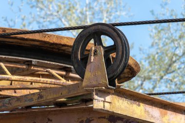 İnsanları eğlence parkına taşımak için terk edilmiş tekerlek halatı. Nehrin karşısındaki eski, eski asma yol. Dnepr şehrinde eski paslı teleferik. Sovyetler Birliği teknolojisi ve çekimleri SSCB.