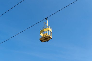 İnsanları eğlence parkına taşımak için terk edilmiş kabin kablosu. Nehrin karşısındaki eski, eski asma yol. Dnepr şehrinde eski paslı teleferik. Sovyetler Birliği teknolojisi ve çekimleri SSCB.