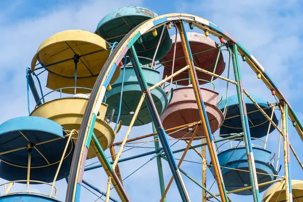 Oude Kleurrijke Reuzenrad Pretpark Meerkleurige Sovjetdraaimolen Blauwe Hemelse Achtergrond Entertainment — Stockfoto
